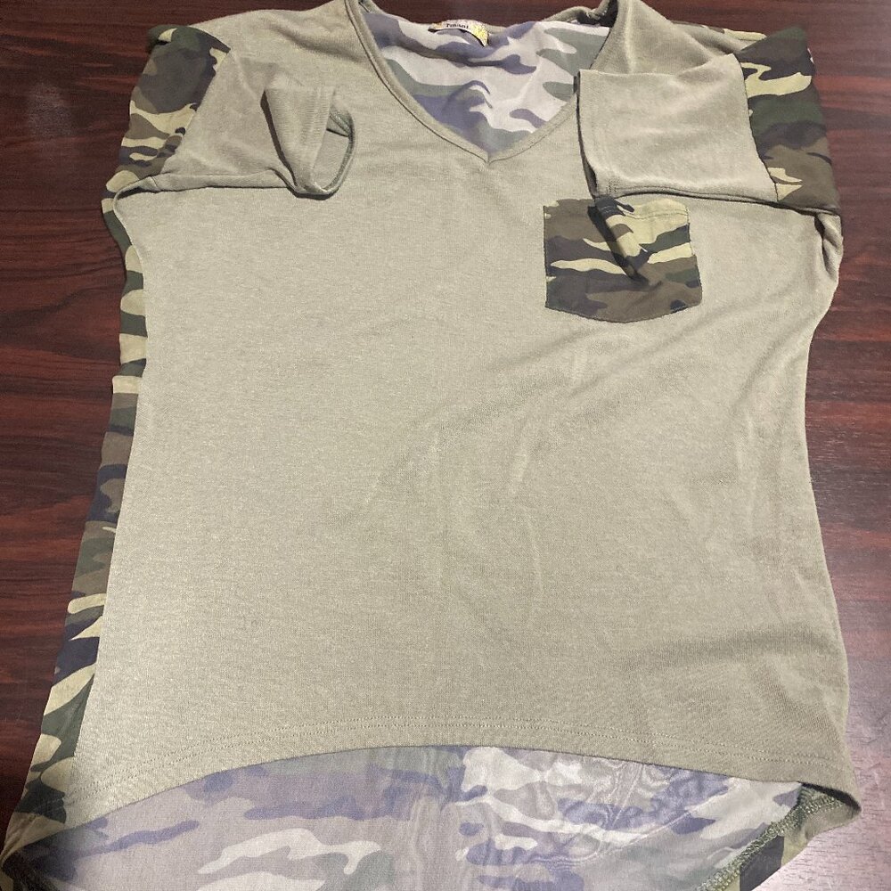 Womans camo pattern Tmani T-shirt size unknown